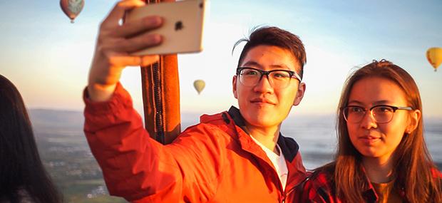 情侣在黄金海岸乘热气球高兴自拍 情侣-热气球-黄金海岸-飞行-朝阳-自拍